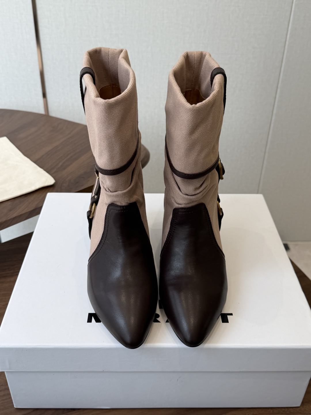 Isabel Marant 伊莎贝尔 26ss 少女感 一眼就心动 一脚蹬平底短靴 isabel marant Isabel Marant 伊莎贝尔 26ss 少女感 一眼就心动 一脚蹬平底短靴 isabel marant