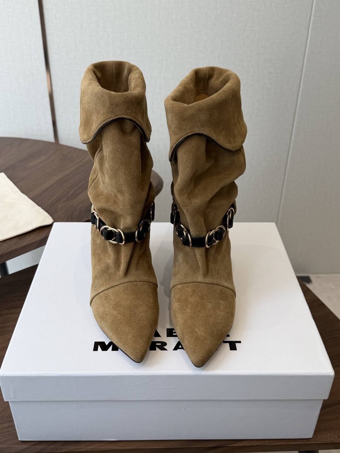 Isabel Marant 伊莎贝尔 26ss 少女感 一眼就心动 一脚蹬平底短靴 isabel marant Isabel Marant 伊莎贝尔 26ss 少女感 一眼就心动 一脚蹬平底短靴 isabel marant