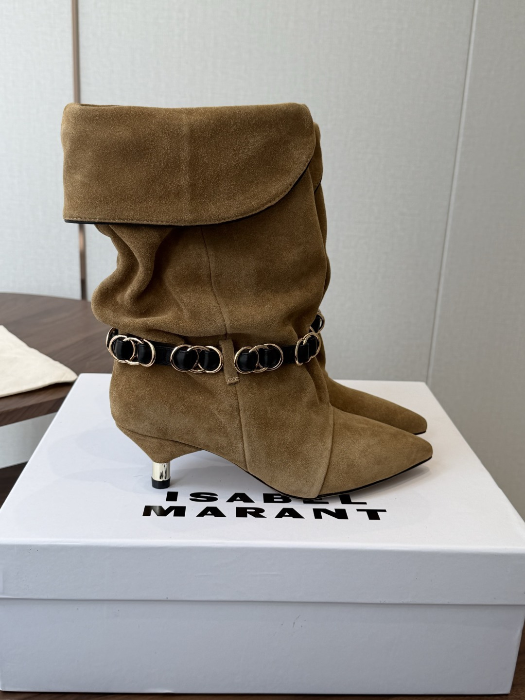 Isabel Marant  伊莎贝尔 26ss 少女感  一眼就心动 一脚蹬平底短靴  isabel marant  