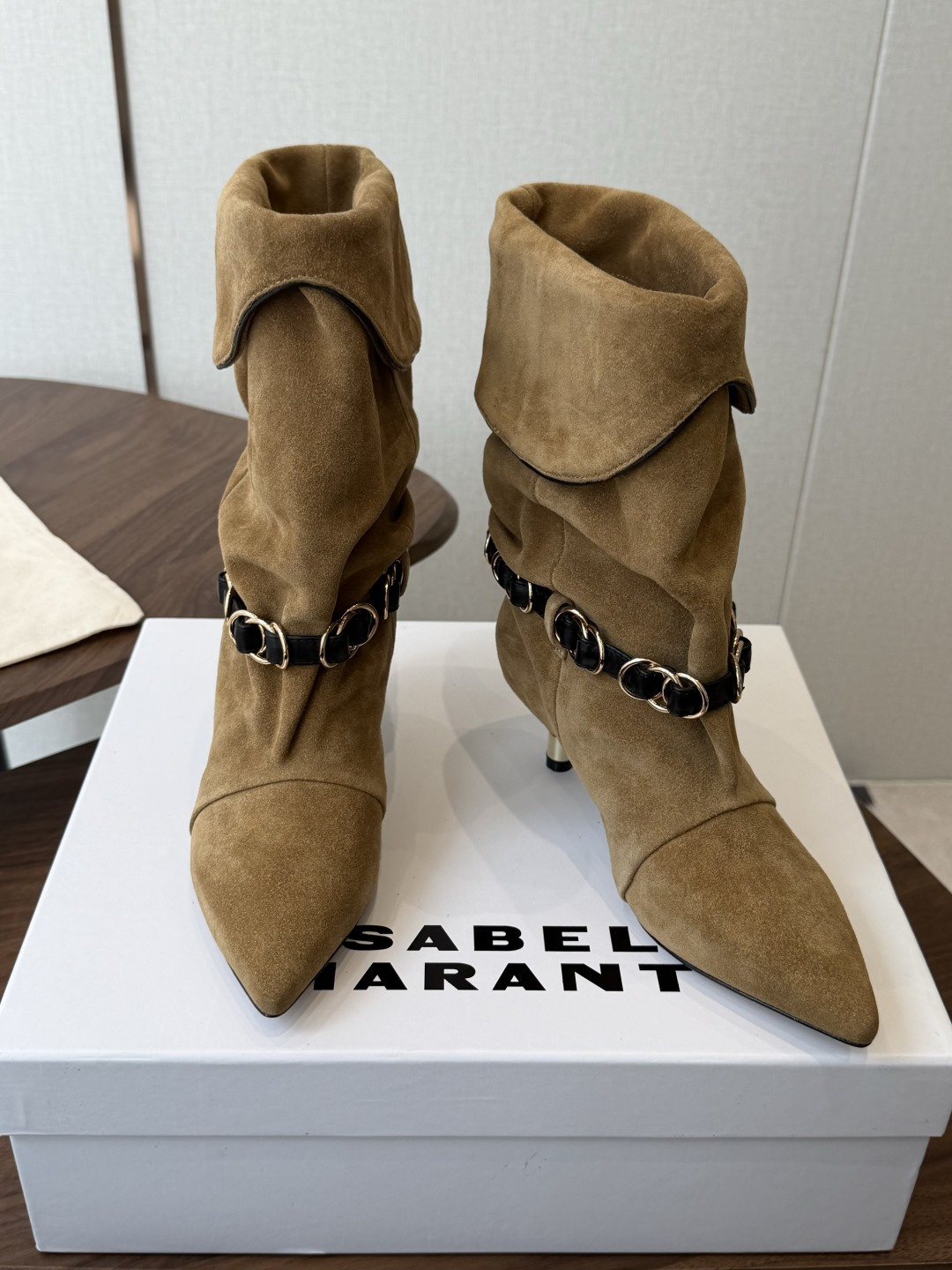 Isabel Marant  伊莎贝尔 26ss 少女感  一眼就心动 一脚蹬平底短靴  isabel marant  