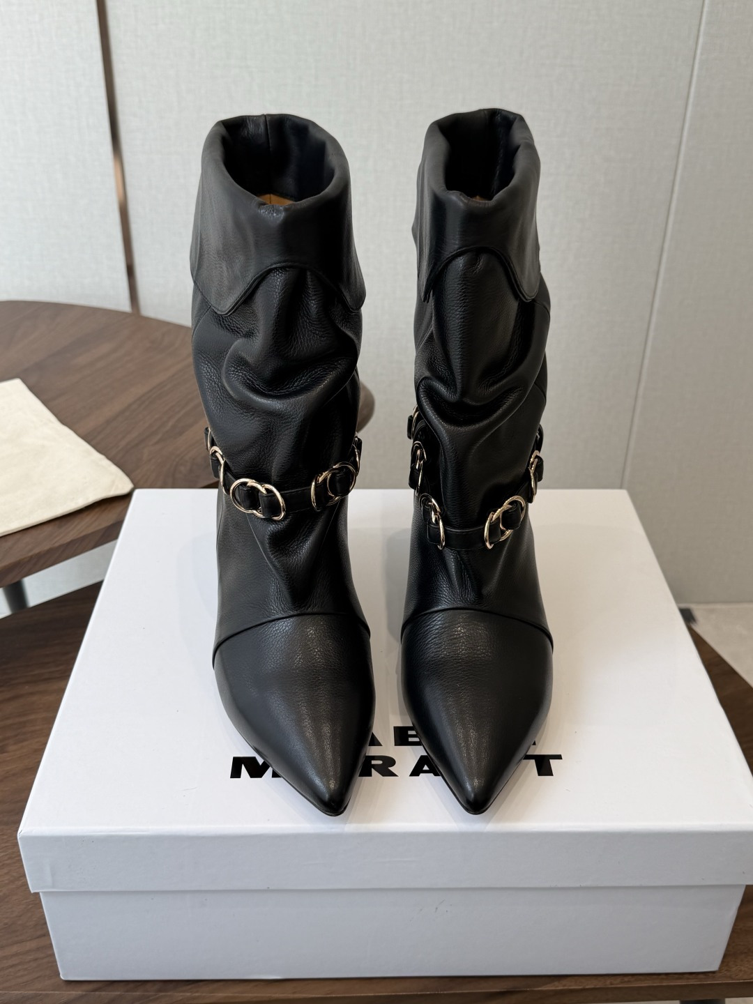 Isabel Marant 伊莎贝尔 26ss 少女感 一眼就心动 一脚蹬平底短靴 isabel marant Isabel Marant 伊莎贝尔 26ss 少女感 一眼就心动 一脚蹬平底短靴 isabel marant
