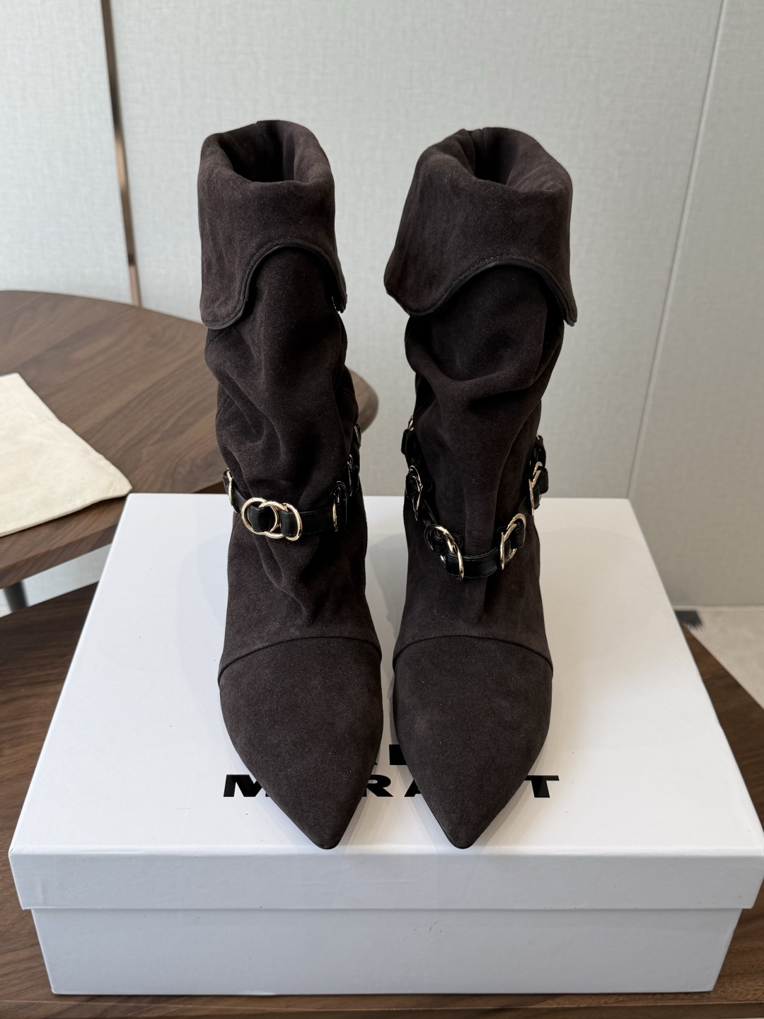 Isabel Marant 伊莎贝尔 26ss 少女感 一眼就心动 一脚蹬平底短靴 isabel marant Isabel Marant 伊莎贝尔 26ss 少女感 一眼就心动 一脚蹬平底短靴 isabel marant