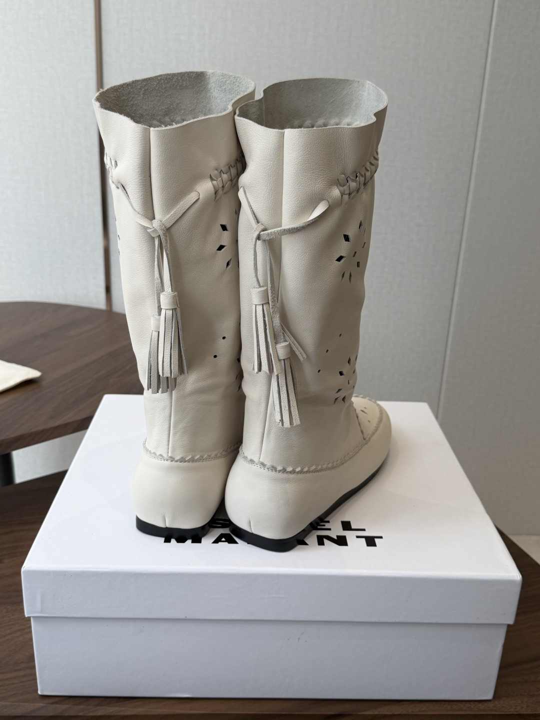 Isabel Marant  伊莎贝尔 26ss 少女感  一眼就心动 一脚蹬平底短靴  isabel marant  