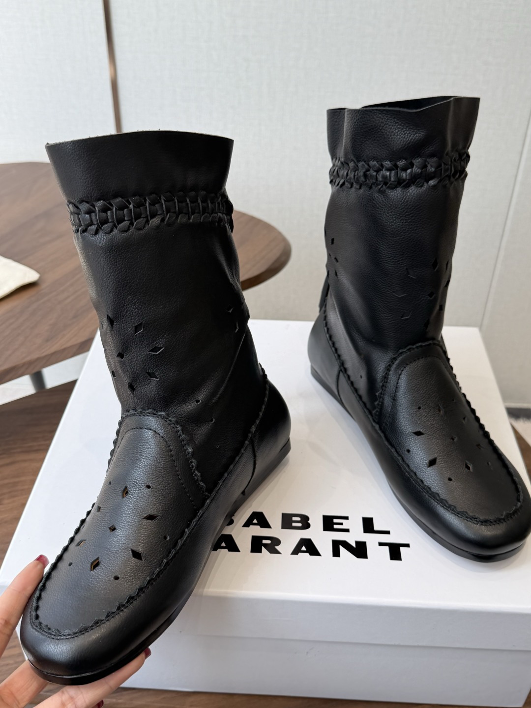 Isabel Marant 伊莎贝尔 26ss 少女感 一眼就心动 一脚蹬平底短靴 isabel marant Isabel Marant 伊莎贝尔 26ss 少女感 一眼就心动 一脚蹬平底短靴 isabel marant