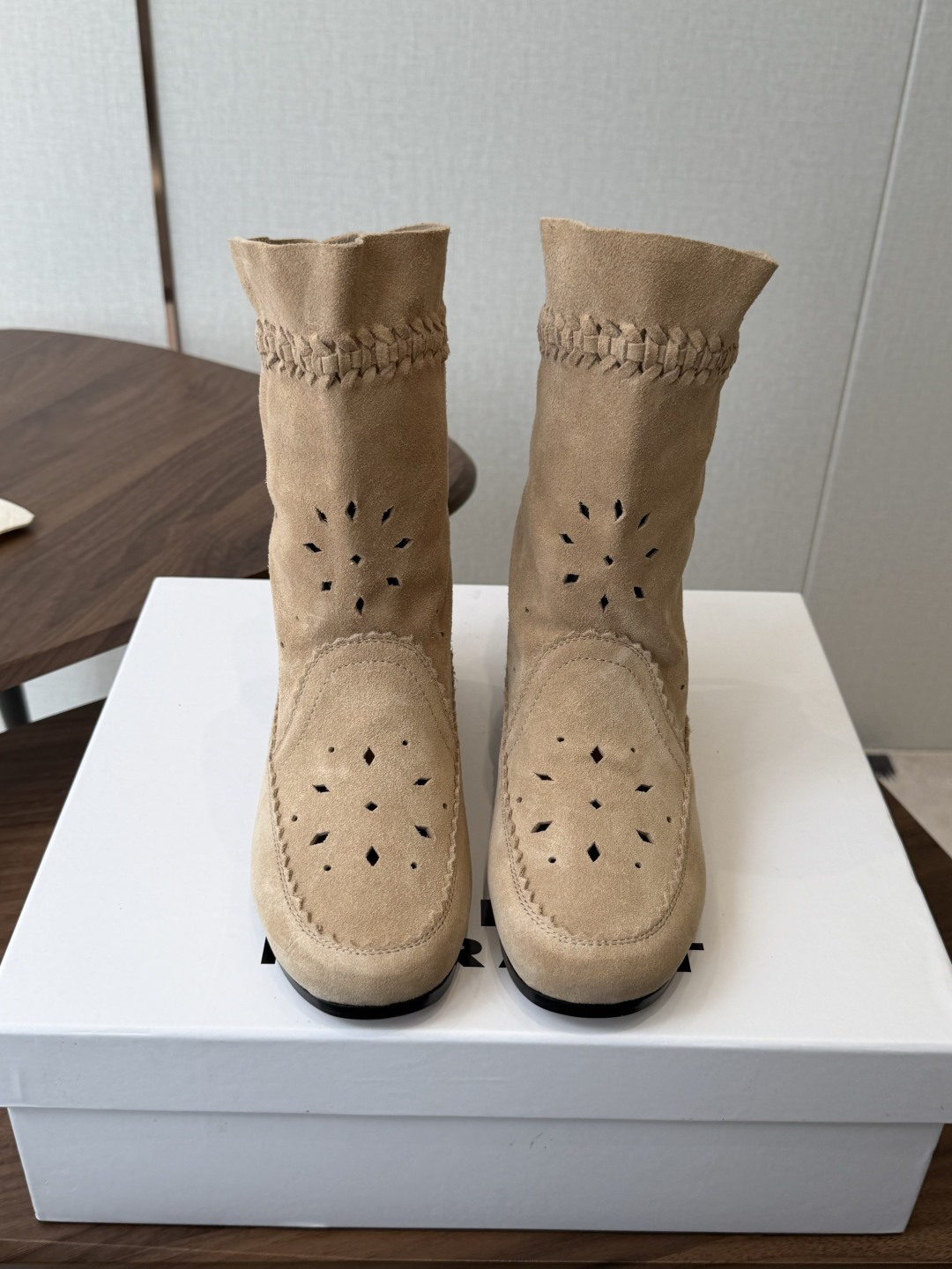 Isabel Marant  伊莎贝尔 26ss 少女感  一眼就心动 一脚蹬平底短靴  isabel marant  