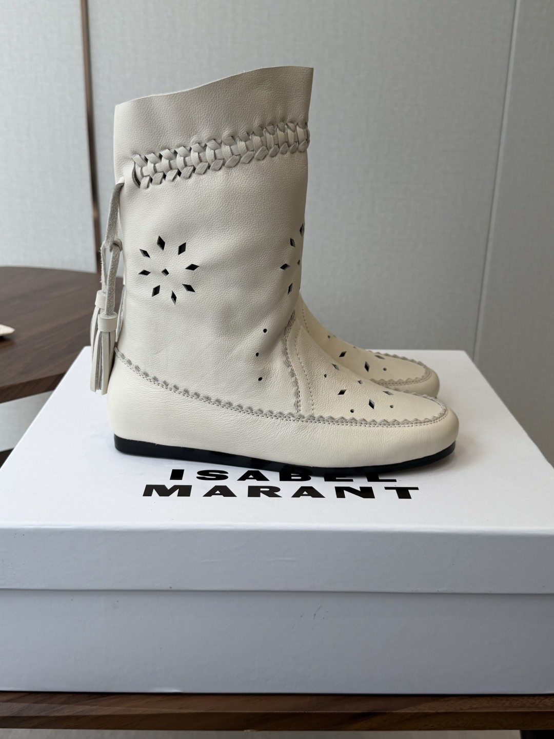 Isabel Marant  伊莎贝尔 26ss 少女感  一眼就心动 一脚蹬平底短靴  isabel marant  
