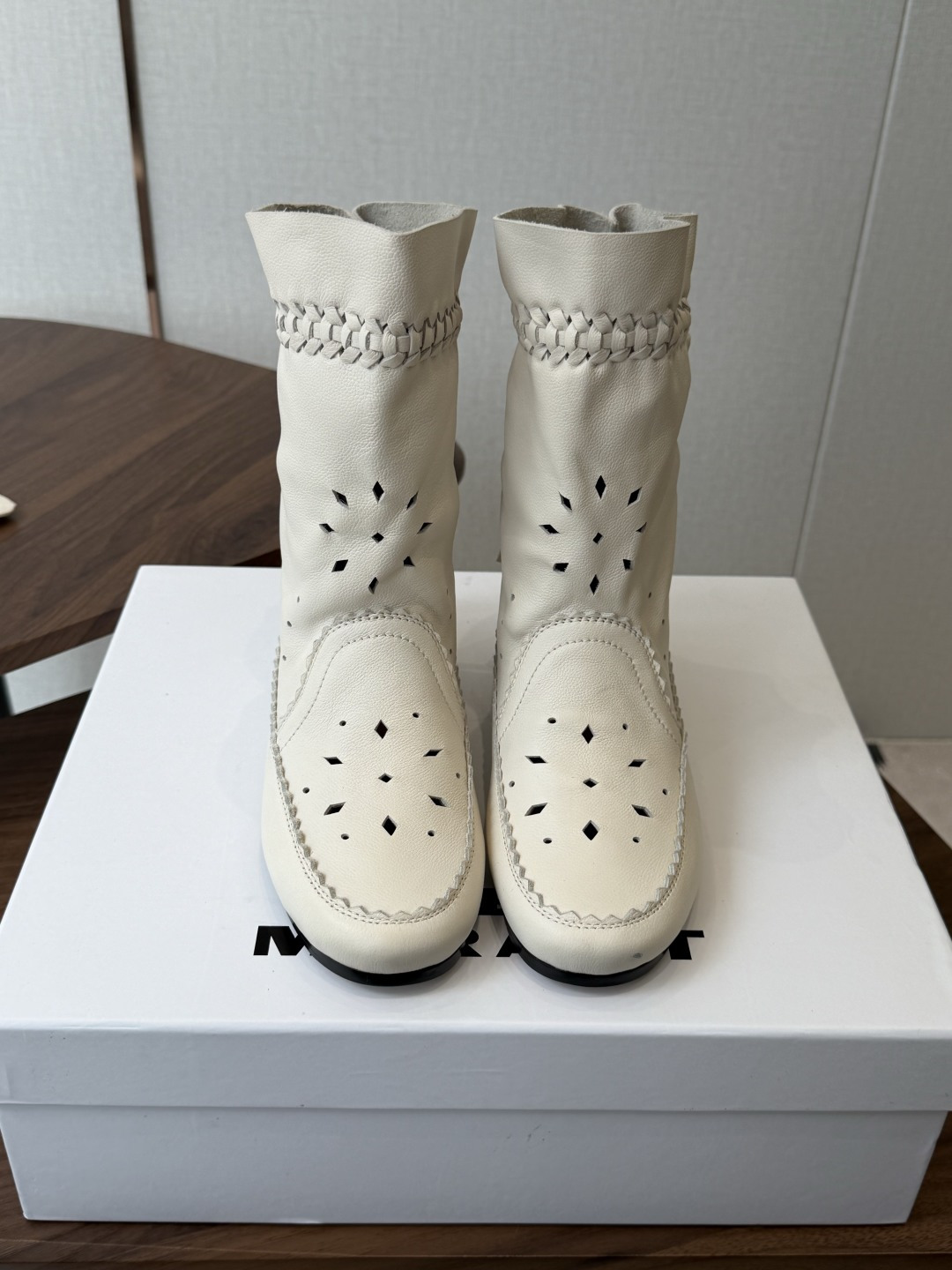 Isabel Marant  伊莎贝尔 26ss 少女感  一眼就心动 一脚蹬平底短靴  isabel marant  