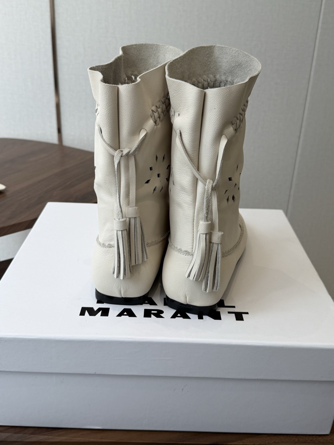 Isabel Marant  伊莎贝尔 26ss 少女感  一眼就心动 一脚蹬平底短靴  isabel marant  