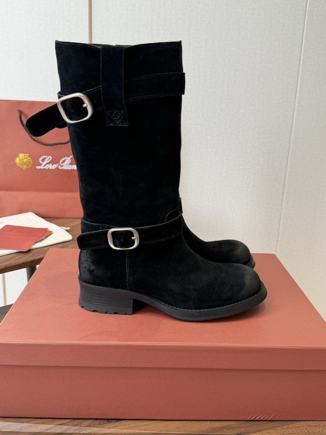 LP 意大利高级品牌Loro Piana创立于1924年4月24日，是意大利顶级奢侈品牌，以羊绒起家， 来自意大利的它追