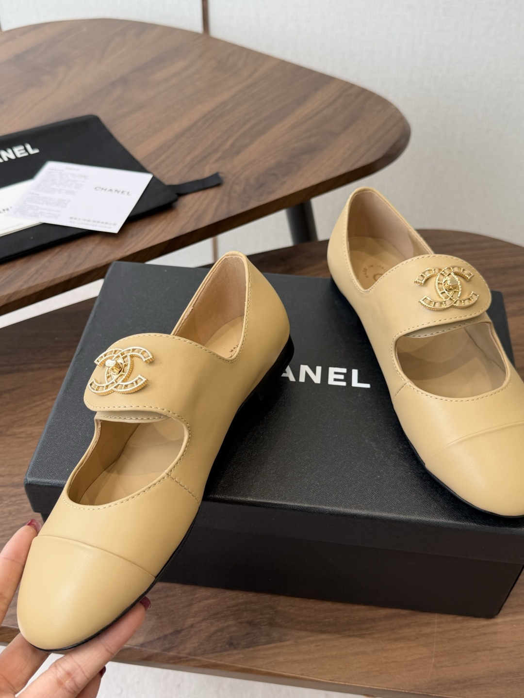 CHANEL 香奈儿 26ss 圆头 金属扣玛丽珍 单鞋 第一眼看上就被种草了根据天气变化自由穿搭!套上袜套春夏秒变可 CHANEL 香奈儿 26ss 圆头 金属扣玛丽珍 单鞋 第一眼看上就被种草了根据天气变化自由穿搭!套上袜套春夏秒变可