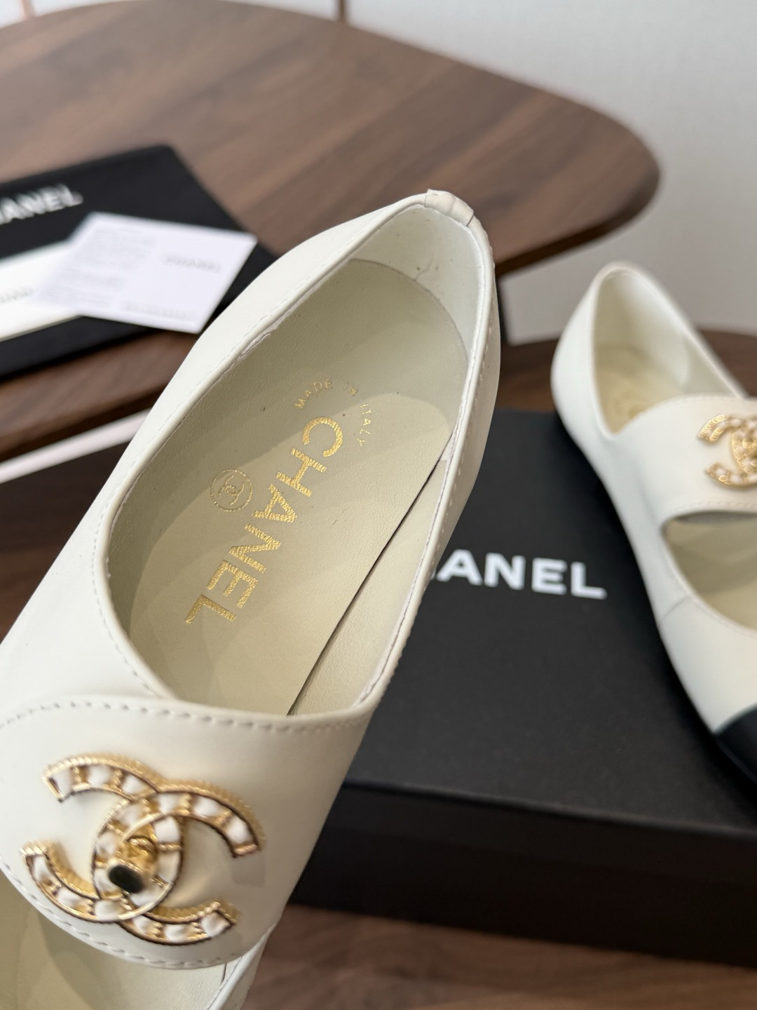 CHANEL 香奈儿 26ss 圆头 金属扣玛丽珍 单鞋 第一眼看上就被种草了根据天气变化自由穿搭!套上袜套春夏秒变可 CHANEL 香奈儿 26ss 圆头 金属扣玛丽珍 单鞋 第一眼看上就被种草了根据天气变化自由穿搭!套上袜套春夏秒变可