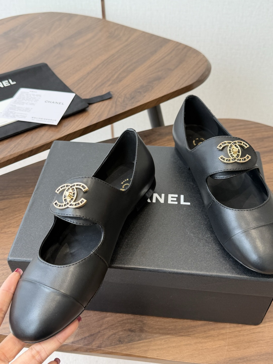 CHANEL 香奈儿 26ss 圆头 金属扣玛丽珍 单鞋 第一眼看上就被种草了根据天气变化自由穿搭!套上袜套春夏秒变可 CHANEL 香奈儿 26ss 圆头 金属扣玛丽珍 单鞋 第一眼看上就被种草了根据天气变化自由穿搭!套上袜套春夏秒变可