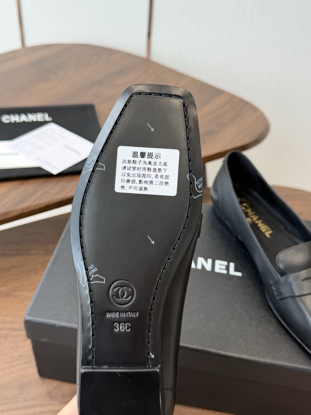 Chanel26SS早春新款方头平底单鞋 经典方头鞋型自带复古高级感，拼色设计瞬间点亮整体造型，把香奈儿的品牌辨识度拉满