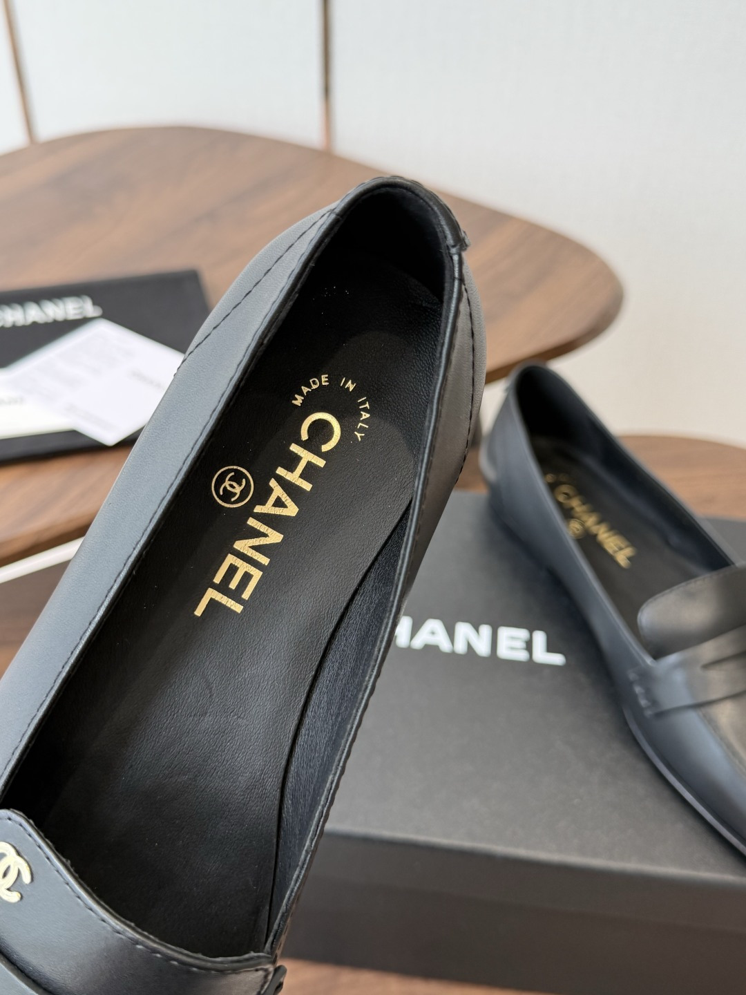 Chanel26SS早春新款方头平底单鞋 经典方头鞋型自带复古高级感，拼色设计瞬间点亮整体造型，把香奈儿的品牌辨识度拉满
