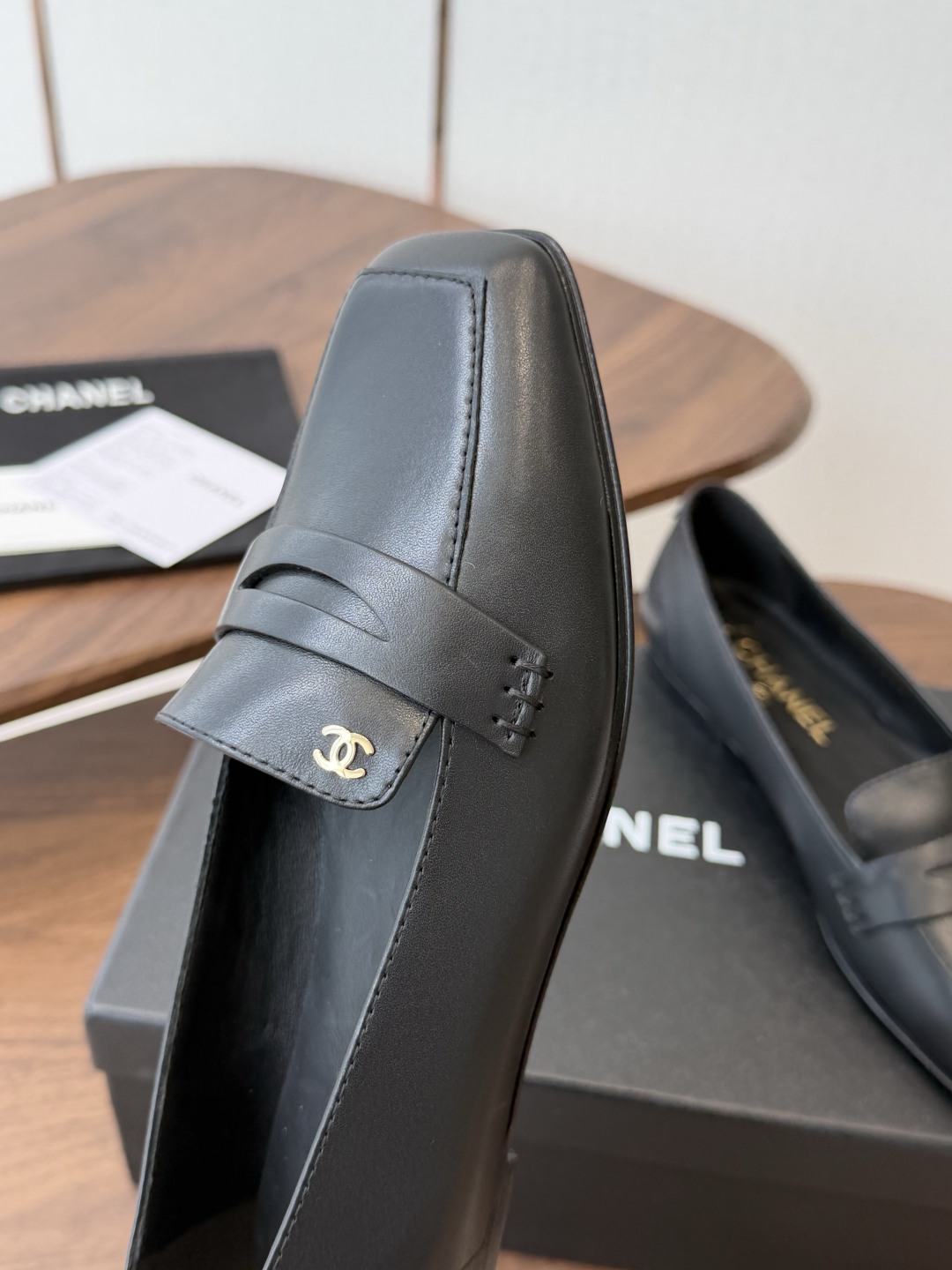Chanel26SS早春新款方头平底单鞋 经典方头鞋型自带复古高级感，拼色设计瞬间点亮整体造型，把香奈儿的品牌辨识度拉满