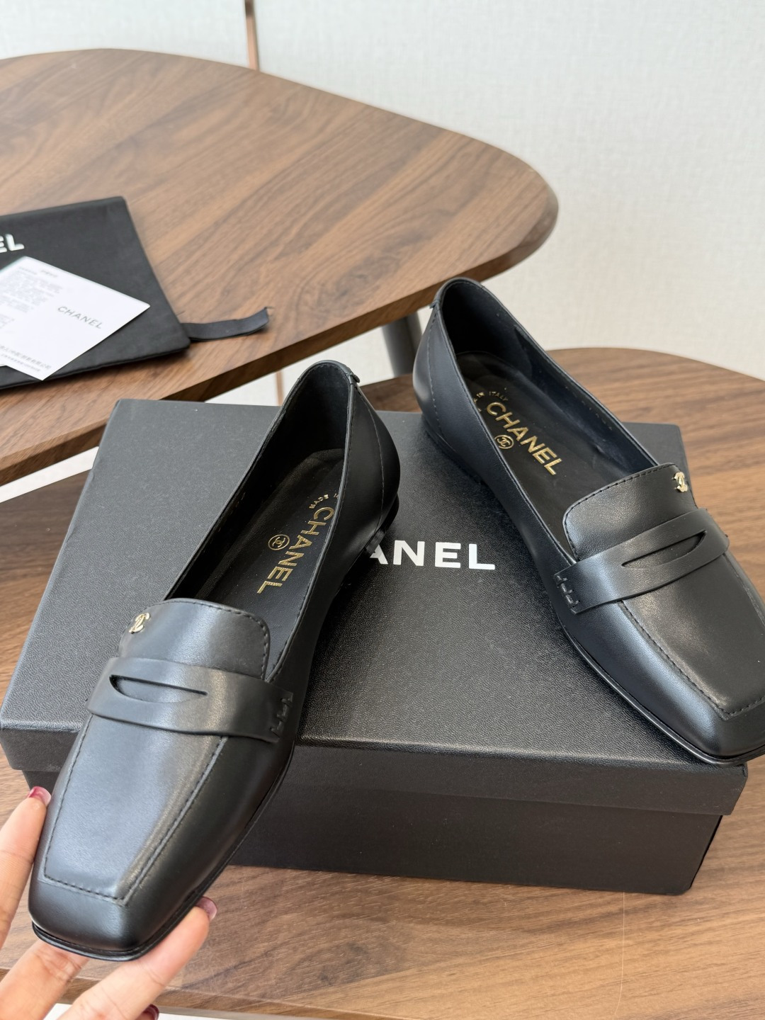 Chanel26SS早春新款方头平底单鞋 经典方头鞋型自带复古高级感，拼色设计瞬间点亮整体造型，把香奈儿的品牌辨识度拉满