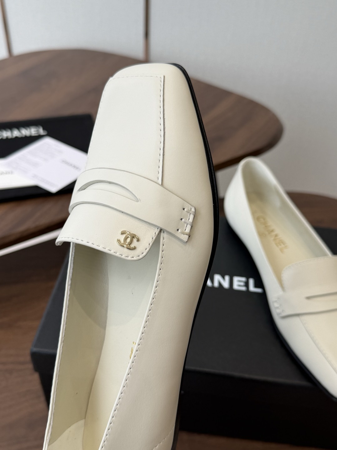 Chanel26SS早春新款方头平底单鞋 经典方头鞋型自带复古高级感,拼色设计瞬间点亮整体造型,把香奈儿的品牌辨识度拉满 Chanel26SS早春新款方头平底单鞋 经典方头鞋型自带复古高级感,拼色设计瞬间点亮整体造型,把香奈儿的品牌辨识度拉满