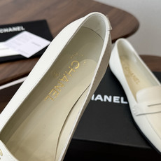 Chanel26SS早春新款方头平底单鞋 经典方头鞋型自带复古高级感,拼色设计瞬间点亮整体造型,把香奈儿的品牌辨识度拉满 Chanel26SS早春新款方头平底单鞋 经典方头鞋型自带复古高级感,拼色设计瞬间点亮整体造型,把香奈儿的品牌辨识度拉满