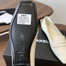 Chanel26SS早春新款方头平底单鞋 经典方头鞋型自带复古高级感,拼色设计瞬间点亮整体造型,把香奈儿的品牌辨识度拉满 Chanel26SS早春新款方头平底单鞋 经典方头鞋型自带复古高级感,拼色设计瞬间点亮整体造型,把香奈儿的品牌辨识度拉满
