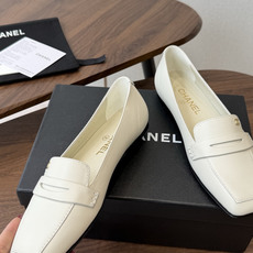 Chanel26SS早春新款方头平底单鞋 经典方头鞋型自带复古高级感,拼色设计瞬间点亮整体造型,把香奈儿的品牌辨识度拉满 Chanel26SS早春新款方头平底单鞋 经典方头鞋型自带复古高级感,拼色设计瞬间点亮整体造型,把香奈儿的品牌辨识度拉满