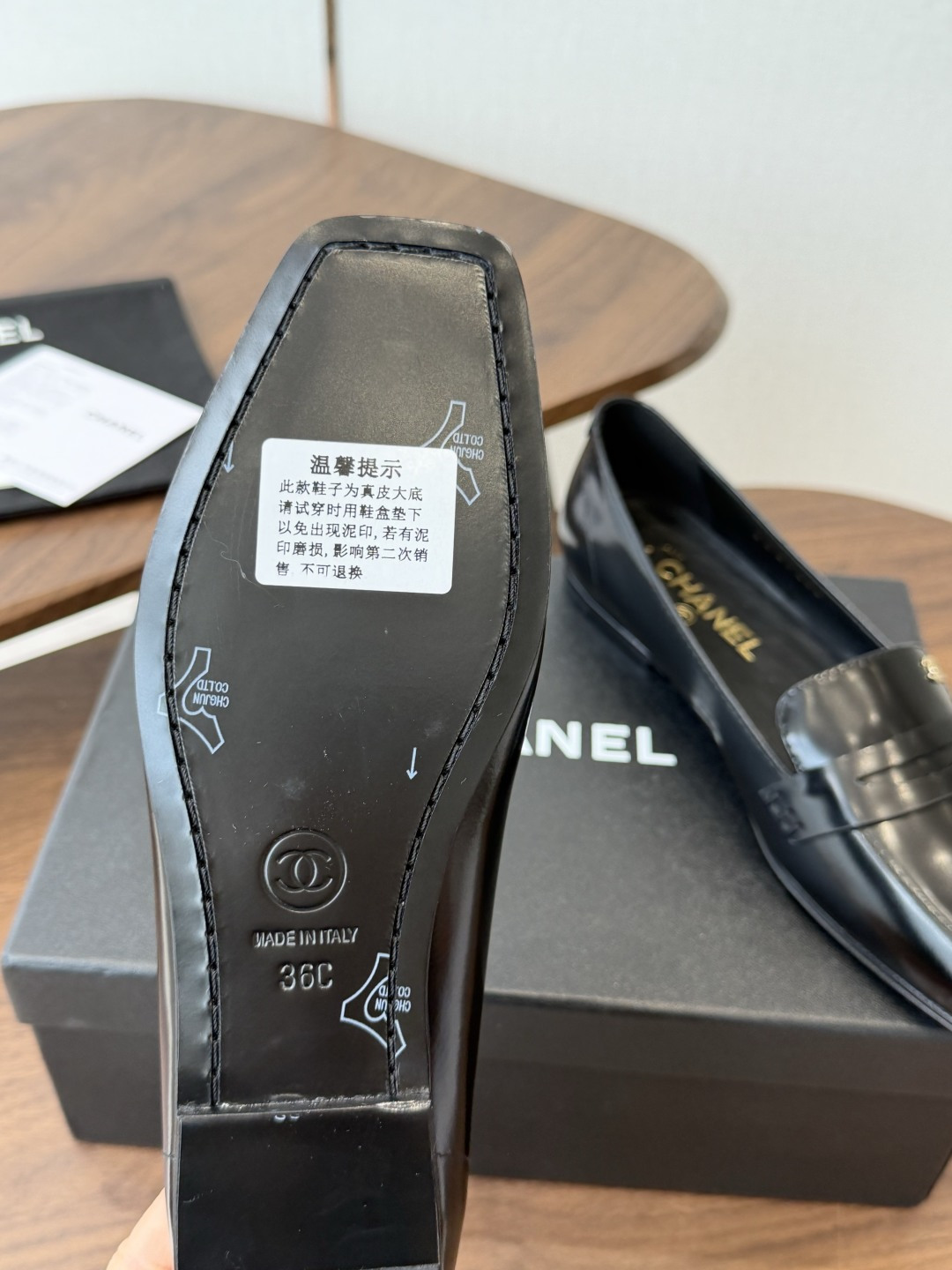 Chanel26SS早春新款方头平底单鞋 经典方头鞋型自带复古高级感,拼色设计瞬间点亮整体造型,把香奈儿的品牌辨识度拉满 Chanel26SS早春新款方头平底单鞋 经典方头鞋型自带复古高级感,拼色设计瞬间点亮整体造型,把香奈儿的品牌辨识度拉满