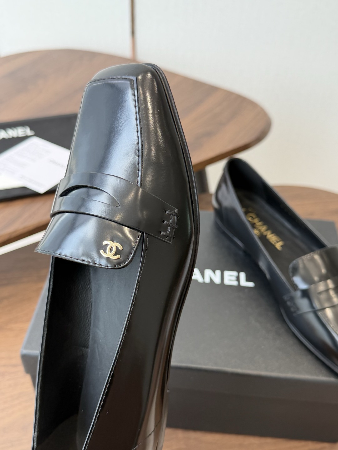 Chanel26SS早春新款方头平底单鞋 经典方头鞋型自带复古高级感,拼色设计瞬间点亮整体造型,把香奈儿的品牌辨识度拉满 Chanel26SS早春新款方头平底单鞋 经典方头鞋型自带复古高级感,拼色设计瞬间点亮整体造型,把香奈儿的品牌辨识度拉满