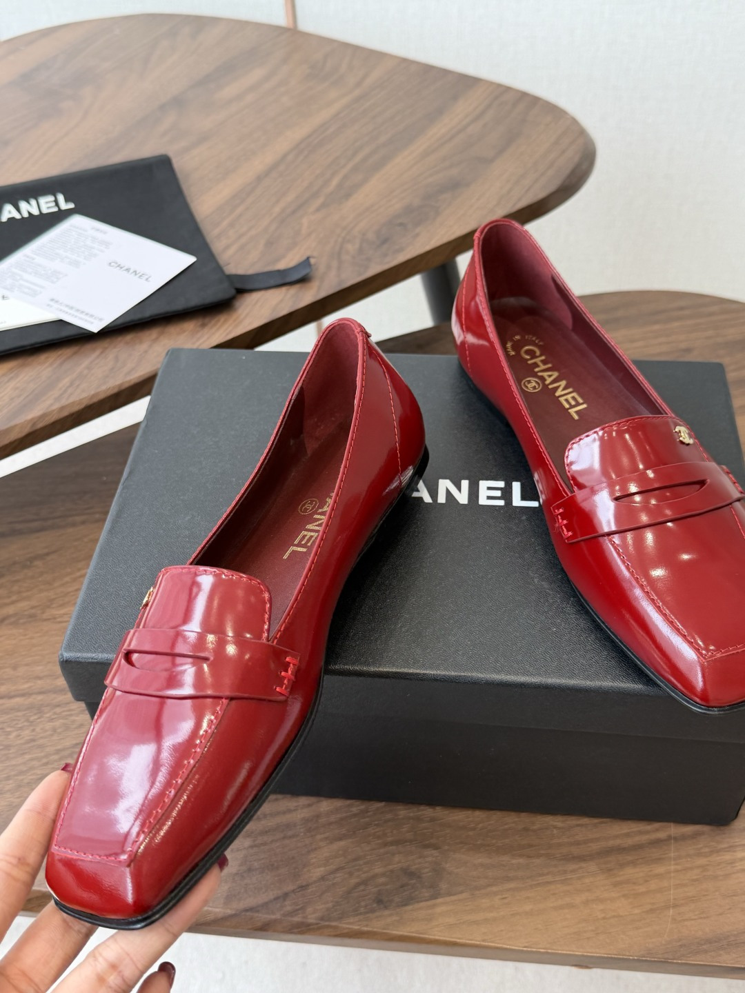 Chanel26SS早春新款方头平底单鞋 经典方头鞋型自带复古高级感,拼色设计瞬间点亮整体造型,把香奈儿的品牌辨识度拉满 Chanel26SS早春新款方头平底单鞋 经典方头鞋型自带复古高级感,拼色设计瞬间点亮整体造型,把香奈儿的品牌辨识度拉满