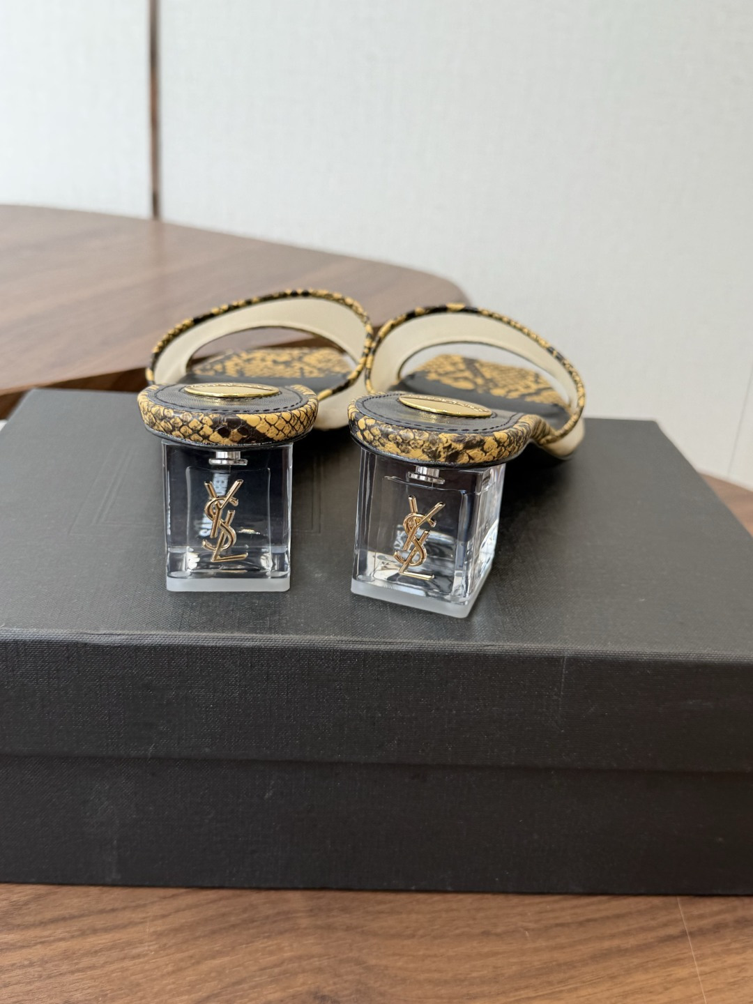 Saint Laurent / 圣罗兰LeeYSL 26ss姐姐的美丽尤物又是人间圣罗兰 Rose同款的高跟鞋凉鞋拖鞋化 Saint Laurent / 圣罗兰LeeYSL 26ss姐姐的美丽尤物又是人间圣罗兰 Rose同款的高跟鞋凉鞋拖鞋化