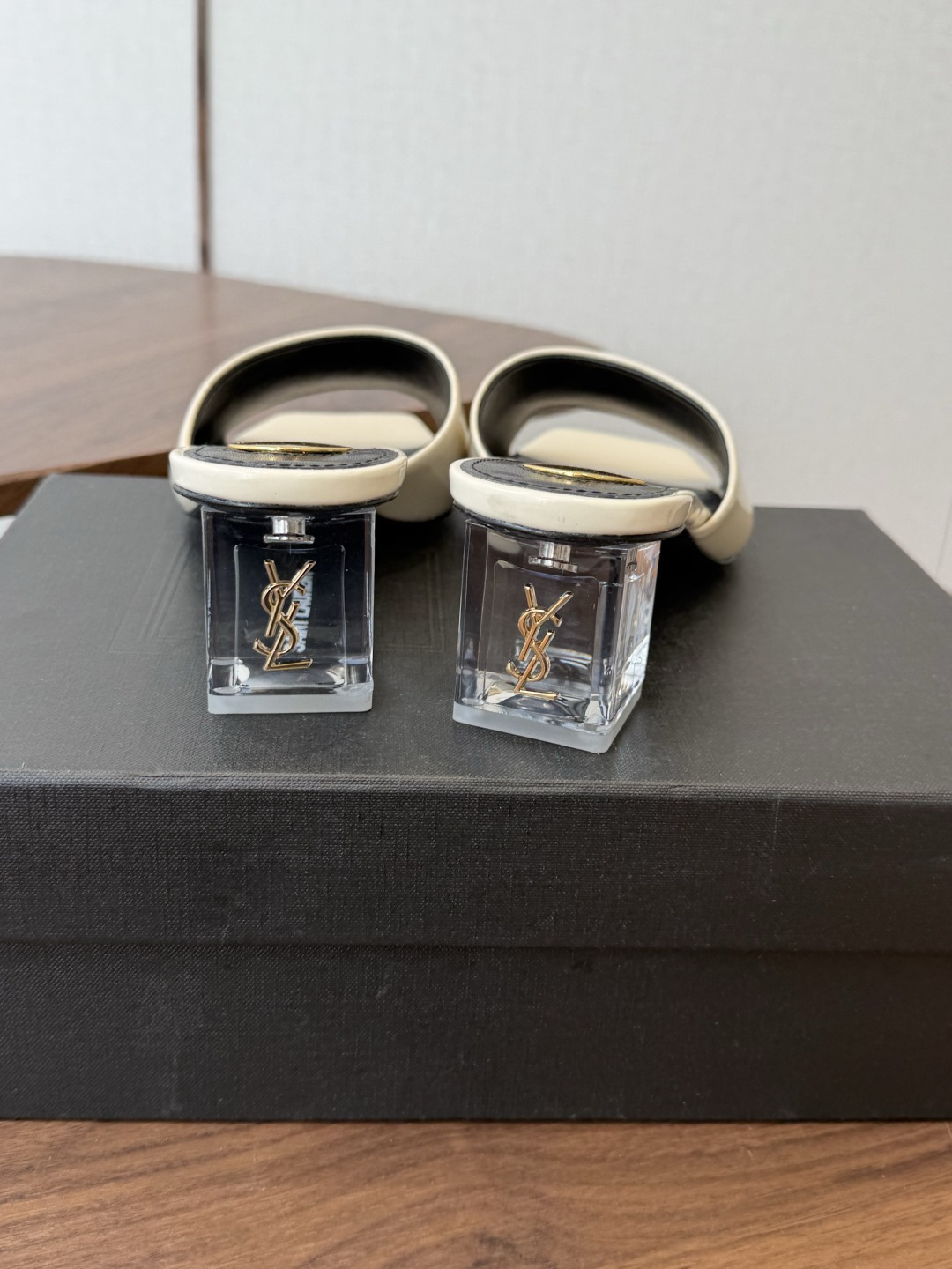 Saint Laurent / 圣罗兰LeeYSL 26ss姐姐的美丽尤物又是人间圣罗兰 Rose同款的高跟鞋凉鞋拖鞋化 Saint Laurent / 圣罗兰LeeYSL 26ss姐姐的美丽尤物又是人间圣罗兰 Rose同款的高跟鞋凉鞋拖鞋化