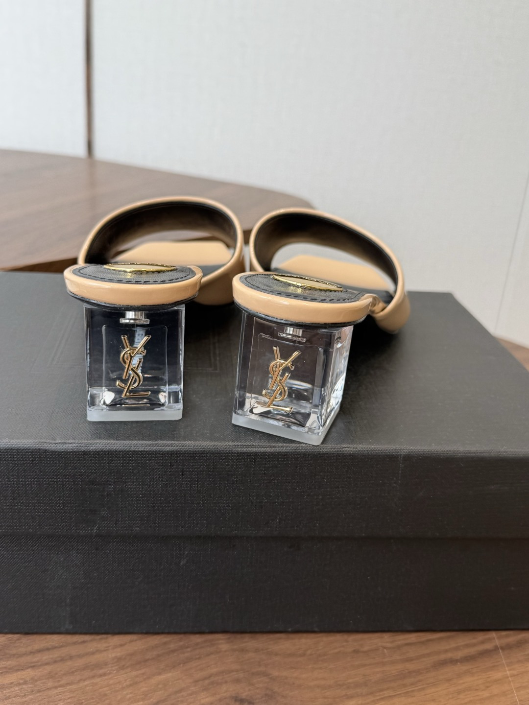 Saint Laurent / 圣罗兰LeeYSL 26ss姐姐的美丽尤物又是人间圣罗兰 Rose同款的高跟鞋凉鞋拖鞋化 Saint Laurent / 圣罗兰LeeYSL 26ss姐姐的美丽尤物又是人间圣罗兰 Rose同款的高跟鞋凉鞋拖鞋化