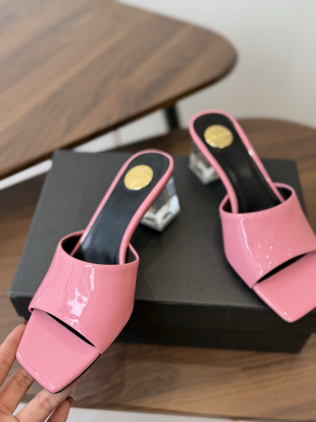 Saint Laurent / 圣罗兰LeeYSL 26ss姐姐的美丽尤物又是人间圣罗兰 Rose同款的高跟鞋凉鞋拖鞋化 Saint Laurent / 圣罗兰LeeYSL 26ss姐姐的美丽尤物又是人间圣罗兰 Rose同款的高跟鞋凉鞋拖鞋化