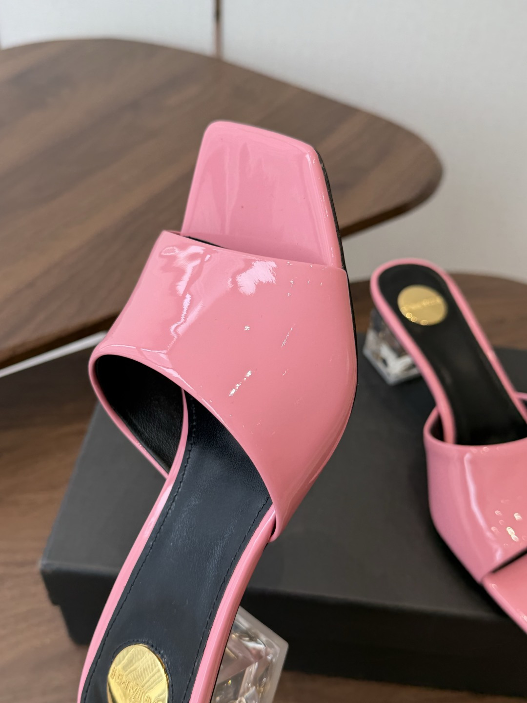 Saint Laurent / 圣罗兰LeeYSL 26ss姐姐的美丽尤物又是人间圣罗兰 Rose同款的高跟鞋凉鞋拖鞋化 Saint Laurent / 圣罗兰LeeYSL 26ss姐姐的美丽尤物又是人间圣罗兰 Rose同款的高跟鞋凉鞋拖鞋化