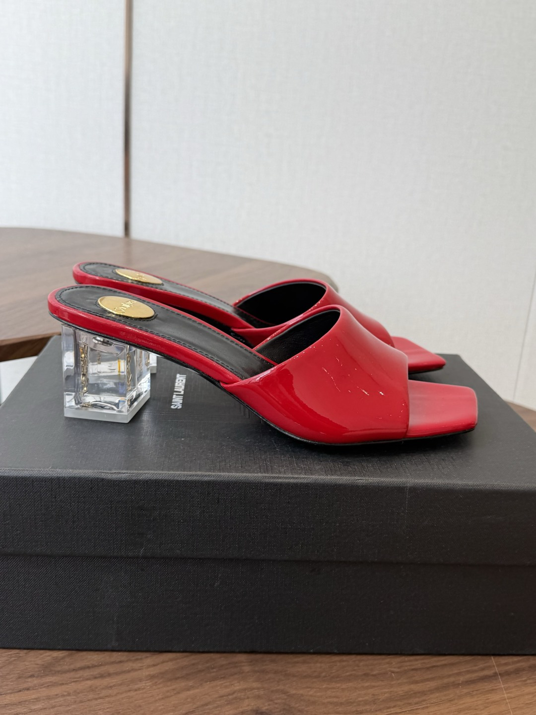 Saint Laurent / 圣罗兰LeeYSL 26ss姐姐的美丽尤物又是人间圣罗兰 Rose同款的高跟鞋凉鞋拖鞋化 Saint Laurent / 圣罗兰LeeYSL 26ss姐姐的美丽尤物又是人间圣罗兰 Rose同款的高跟鞋凉鞋拖鞋化