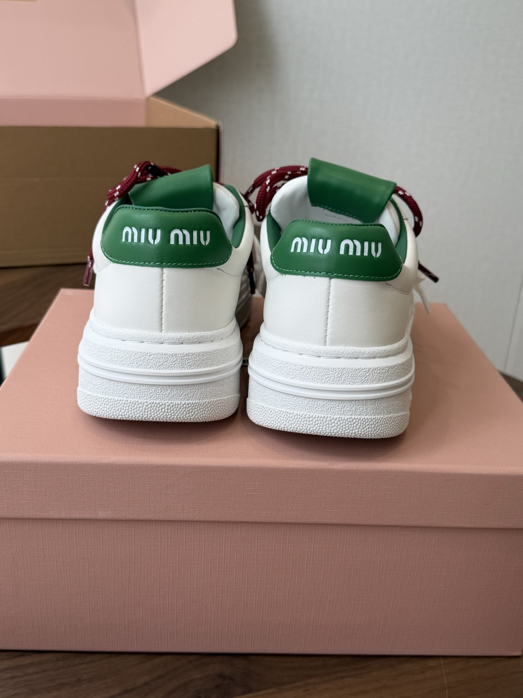 Miu Miu26ss夏季新款休闲厚底小白鞋 温柔甜欲的休闲氛围感扑面而来,纯白鞋身搭配多彩后跟拼接,附赠双色鞋带随心切 Miu Miu26ss夏季新款休闲厚底小白鞋 温柔甜欲的休闲氛围感扑面而来,纯白鞋身搭配多彩后跟拼接,附赠双色鞋带随心切