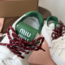 Miu Miu26ss夏季新款休闲厚底小白鞋 温柔甜欲的休闲氛围感扑面而来,纯白鞋身搭配多彩后跟拼接,附赠双色鞋带随心切 Miu Miu26ss夏季新款休闲厚底小白鞋 温柔甜欲的休闲氛围感扑面而来,纯白鞋身搭配多彩后跟拼接,附赠双色鞋带随心切