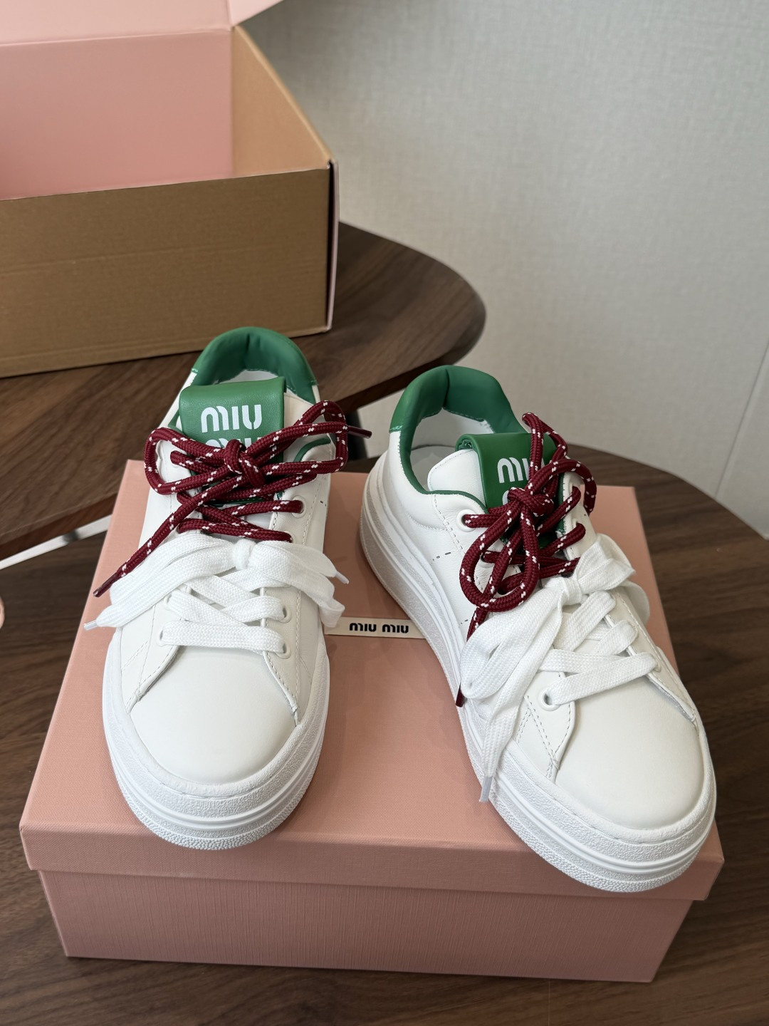 Miu Miu26ss夏季新款休闲厚底小白鞋 温柔甜欲的休闲氛围感扑面而来,纯白鞋身搭配多彩后跟拼接,附赠双色鞋带随心切 Miu Miu26ss夏季新款休闲厚底小白鞋 温柔甜欲的休闲氛围感扑面而来,纯白鞋身搭配多彩后跟拼接,附赠双色鞋带随心切