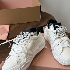Miu Miu26ss夏季新款休闲厚底小白鞋 温柔甜欲的休闲氛围感扑面而来,纯白鞋身搭配多彩后跟拼接,附赠双色鞋带随心切 Miu Miu26ss夏季新款休闲厚底小白鞋 温柔甜欲的休闲氛围感扑面而来,纯白鞋身搭配多彩后跟拼接,附赠双色鞋带随心切