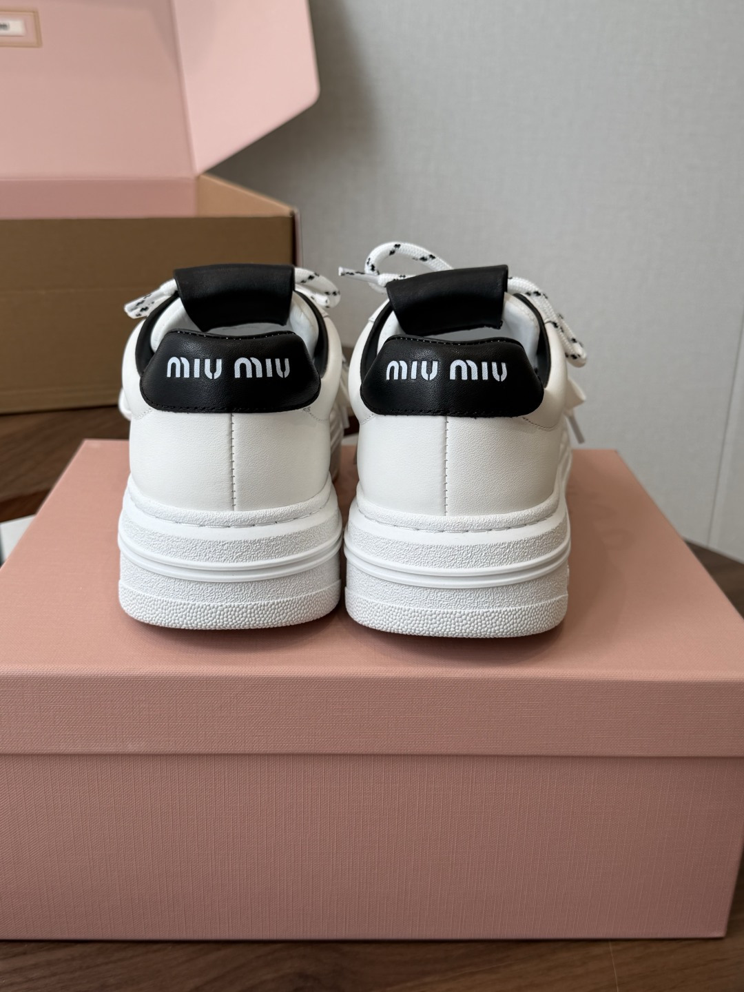 Miu Miu26ss夏季新款休闲厚底小白鞋 温柔甜欲的休闲氛围感扑面而来,纯白鞋身搭配多彩后跟拼接,附赠双色鞋带随心切 Miu Miu26ss夏季新款休闲厚底小白鞋 温柔甜欲的休闲氛围感扑面而来,纯白鞋身搭配多彩后跟拼接,附赠双色鞋带随心切