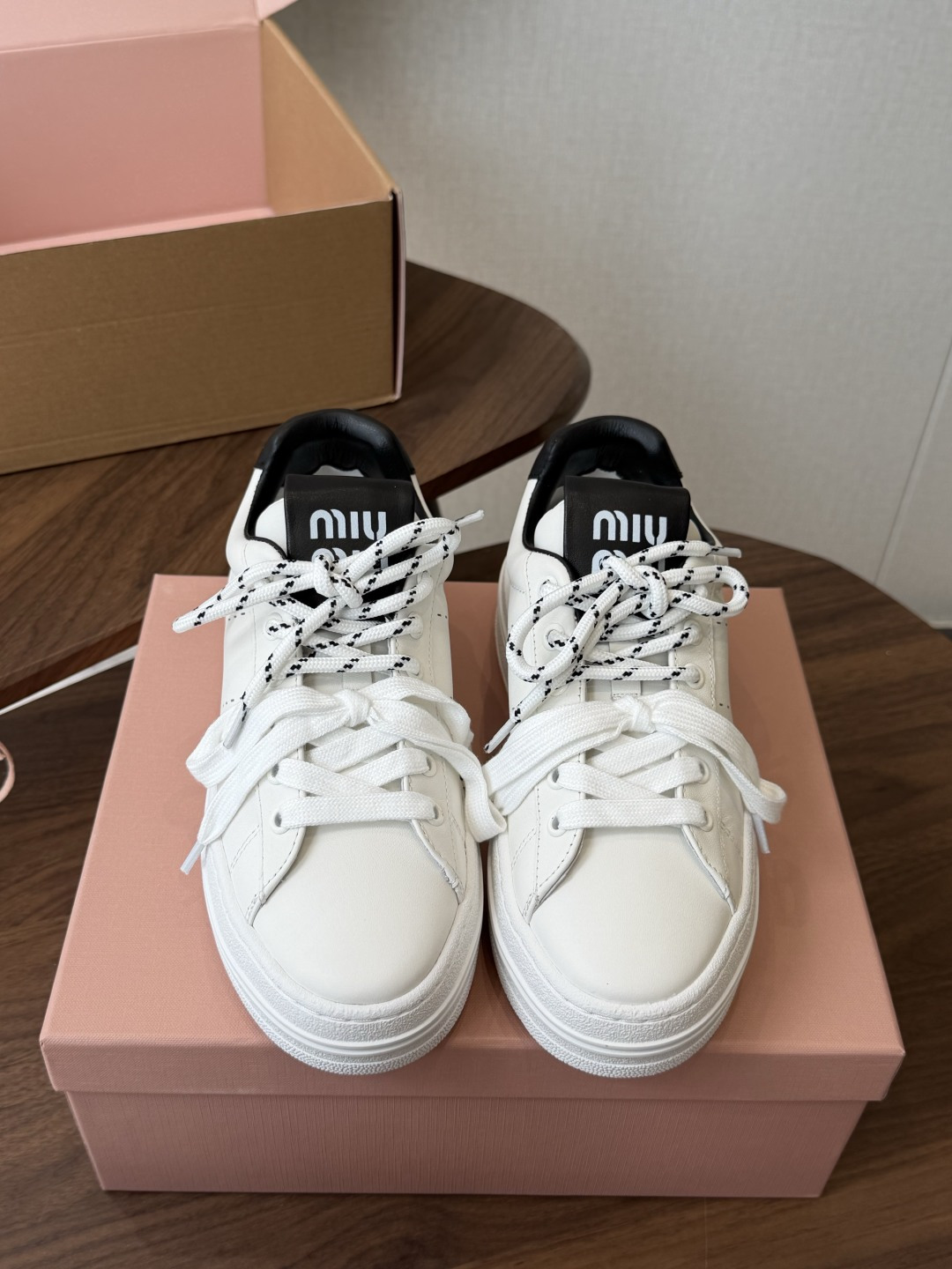 Miu Miu26ss夏季新款休闲厚底小白鞋 温柔甜欲的休闲氛围感扑面而来，纯白鞋身搭配多彩后跟拼接，附赠双色鞋带随心切