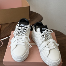 Miu Miu26ss夏季新款休闲厚底小白鞋 温柔甜欲的休闲氛围感扑面而来,纯白鞋身搭配多彩后跟拼接,附赠双色鞋带随心切 Miu Miu26ss夏季新款休闲厚底小白鞋 温柔甜欲的休闲氛围感扑面而来,纯白鞋身搭配多彩后跟拼接,附赠双色鞋带随心切