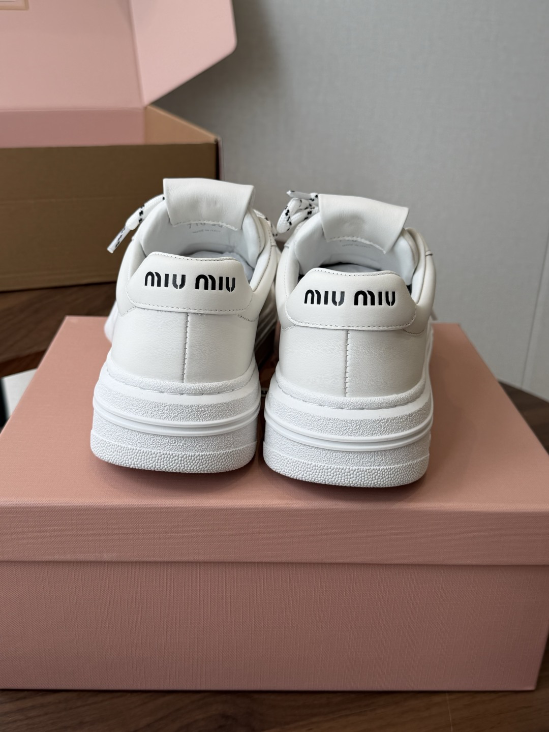Miu Miu26ss夏季新款休闲厚底小白鞋 温柔甜欲的休闲氛围感扑面而来，纯白鞋身搭配多彩后跟拼接，附赠双色鞋带随心切