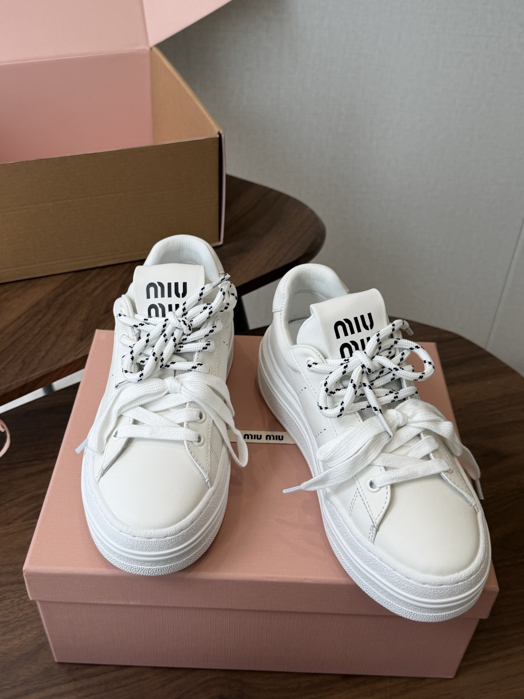 Miu Miu26ss夏季新款休闲厚底小白鞋 温柔甜欲的休闲氛围感扑面而来，纯白鞋身搭配多彩后跟拼接，附赠双色鞋带随心切