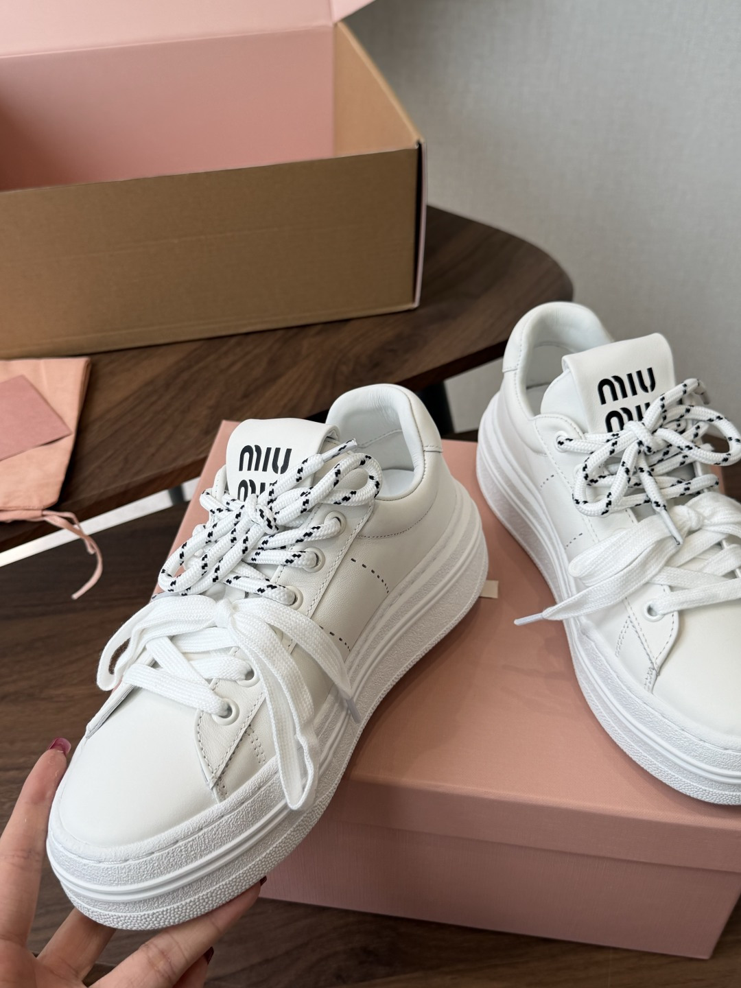 Miu Miu26ss夏季新款休闲厚底小白鞋 温柔甜欲的休闲氛围感扑面而来，纯白鞋身搭配多彩后跟拼接，附赠双色鞋带随心切