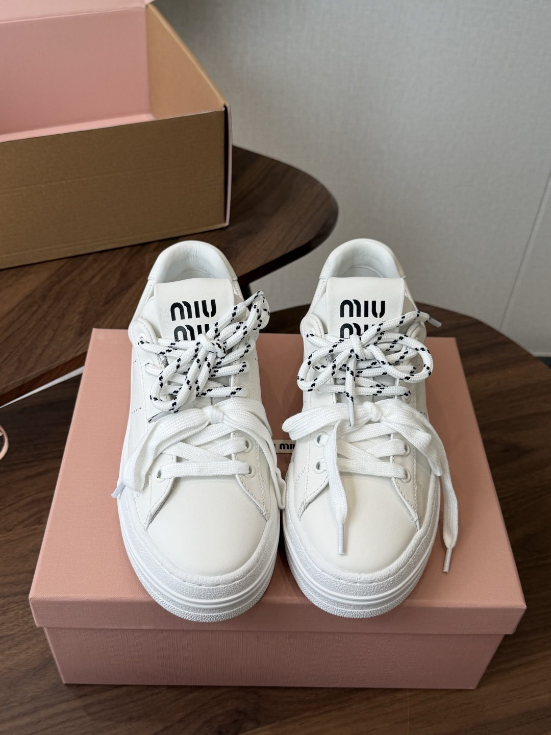 Miu Miu26ss夏季新款休闲厚底小白鞋 温柔甜欲的休闲氛围感扑面而来，纯白鞋身搭配多彩后跟拼接，附赠双色鞋带随心切