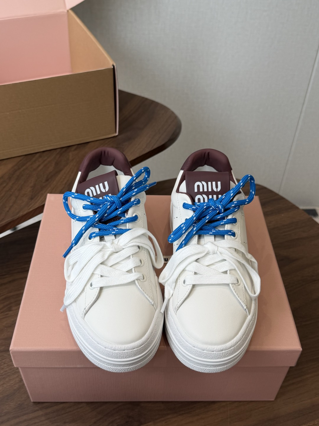 Miu Miu26ss夏季新款休闲厚底小白鞋 温柔甜欲的休闲氛围感扑面而来，纯白鞋身搭配多彩后跟拼接，附赠双色鞋带随心切