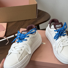 Miu Miu26ss夏季新款休闲厚底小白鞋 温柔甜欲的休闲氛围感扑面而来,纯白鞋身搭配多彩后跟拼接,附赠双色鞋带随心切 Miu Miu26ss夏季新款休闲厚底小白鞋 温柔甜欲的休闲氛围感扑面而来,纯白鞋身搭配多彩后跟拼接,附赠双色鞋带随心切