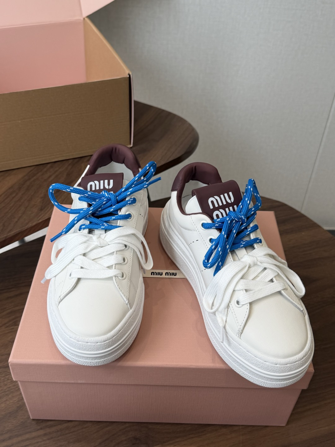 Miu Miu26ss夏季新款休闲厚底小白鞋 温柔甜欲的休闲氛围感扑面而来,纯白鞋身搭配多彩后跟拼接,附赠双色鞋带随心切 Miu Miu26ss夏季新款休闲厚底小白鞋 温柔甜欲的休闲氛围感扑面而来,纯白鞋身搭配多彩后跟拼接,附赠双色鞋带随心切
