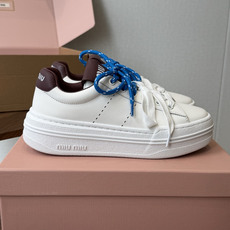 Miu Miu26ss夏季新款休闲厚底小白鞋 温柔甜欲的休闲氛围感扑面而来,纯白鞋身搭配多彩后跟拼接,附赠双色鞋带随心切 Miu Miu26ss夏季新款休闲厚底小白鞋 温柔甜欲的休闲氛围感扑面而来,纯白鞋身搭配多彩后跟拼接,附赠双色鞋带随心切