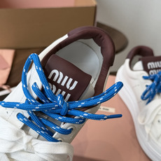 Miu Miu26ss夏季新款休闲厚底小白鞋 温柔甜欲的休闲氛围感扑面而来,纯白鞋身搭配多彩后跟拼接,附赠双色鞋带随心切 Miu Miu26ss夏季新款休闲厚底小白鞋 温柔甜欲的休闲氛围感扑面而来,纯白鞋身搭配多彩后跟拼接,附赠双色鞋带随心切
