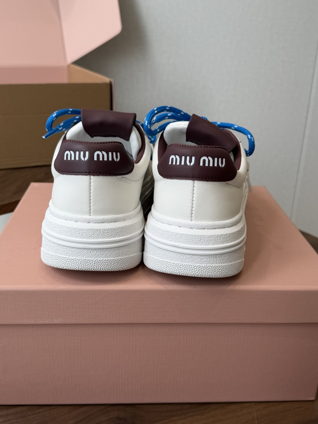 Miu Miu26ss夏季新款休闲厚底小白鞋 温柔甜欲的休闲氛围感扑面而来,纯白鞋身搭配多彩后跟拼接,附赠双色鞋带随心切 Miu Miu26ss夏季新款休闲厚底小白鞋 温柔甜欲的休闲氛围感扑面而来,纯白鞋身搭配多彩后跟拼接,附赠双色鞋带随心切